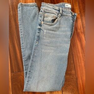 Zara Women’s Jeans Light Wash Distressed Straight skinny Denim- Size 6